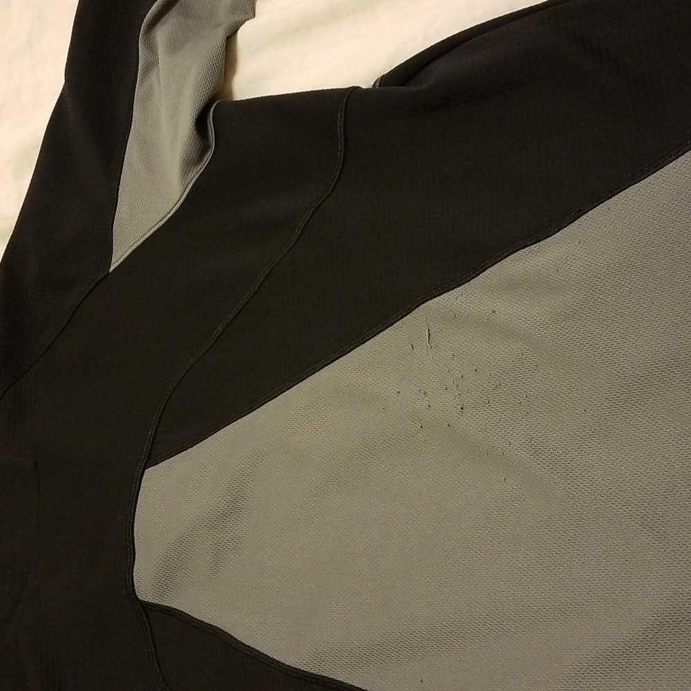 Under Armour Black and Gray Quarter zip Medium - Picture 4 of 4